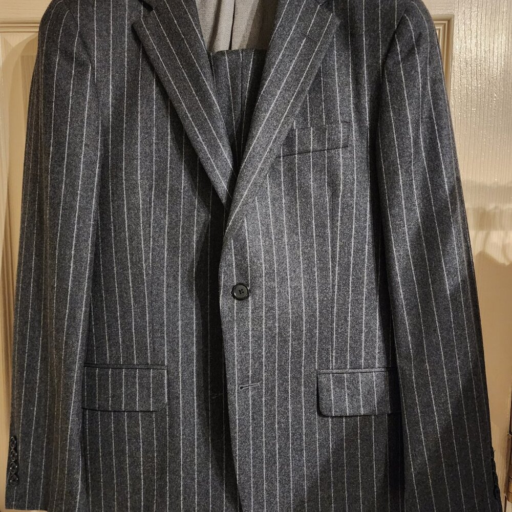 Hickey Freeman Light Grey/White Chalk Stripe Flannel Wool 2-Btn Suit 38S